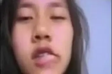 Dokumentasi Gadis Behel Cantik Bersantai Kasur