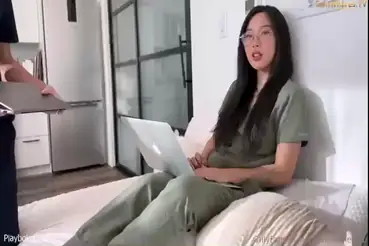 Gadis Cantik Pasrah Goyang Kasur Crot Dalam
