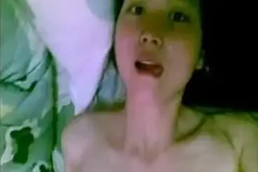 Gadis Cantik Pasrah Goyang Kasur Crot