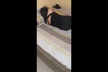 Gadis Cantik Pasrah Goyang Kasur Saat Tidur