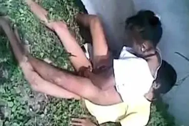 Gadis Karawang Cantik Pasrah Goyang Di Kebun
