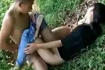 Gadis Mulus Cantik Pasrah Goyang Di Hutan