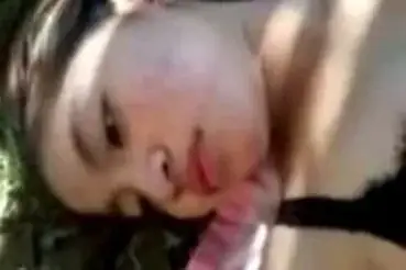 Kemesraan Sejoli Cantik Di Area Hutan Sepi