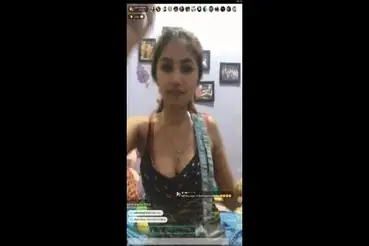 Siaran Live Gadis Cantik Pagi Hari Di Kasur
