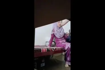 Ukhti Bu Guru Gamis Ungu Cantik Di Kamar