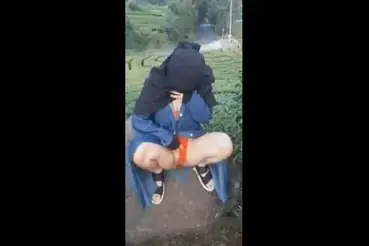 Ukhti Cadar Cantik Pasrah Kasur Kebun Teh