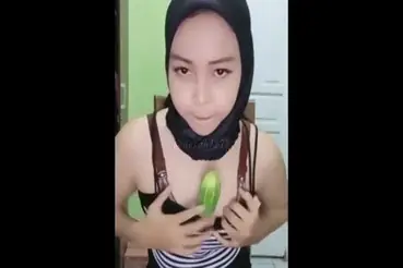 Ukhti Hijab Cantik Live Bersantai Kasur Timun