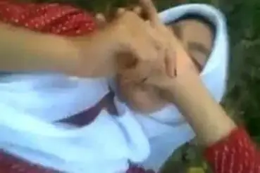 Ukhti Hijab Cantik Pasrah Goyang Kasur Hutan